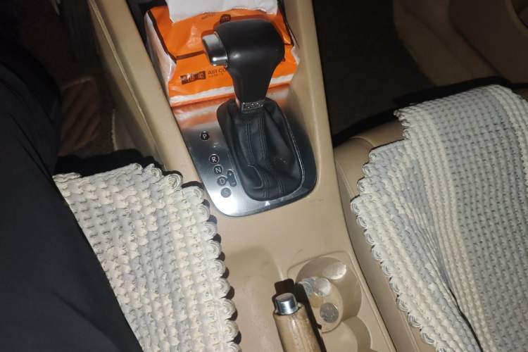 Used Volkswagen Sagitar 2010 1.4 TSI Automatic Luxury Model Gear Lever