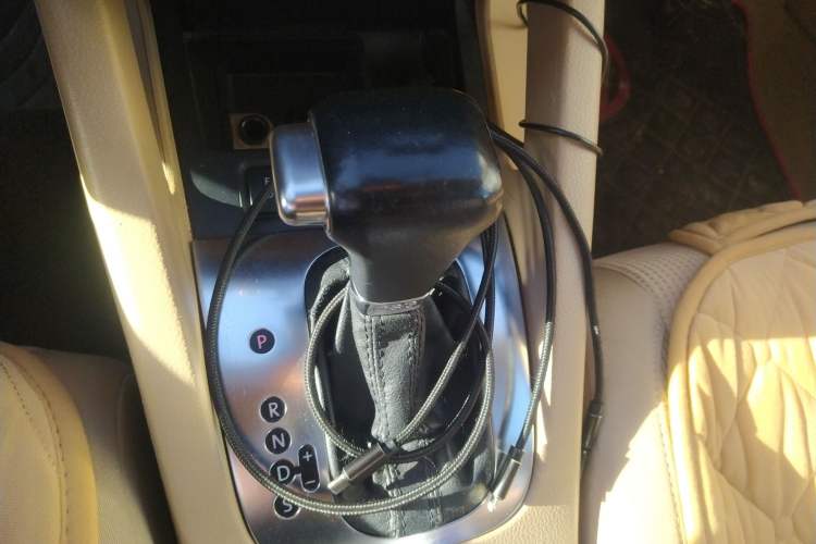 Used Volkswagen Sagitar 2010 1.4 TSI Automatic Tech Edition Gear Lever