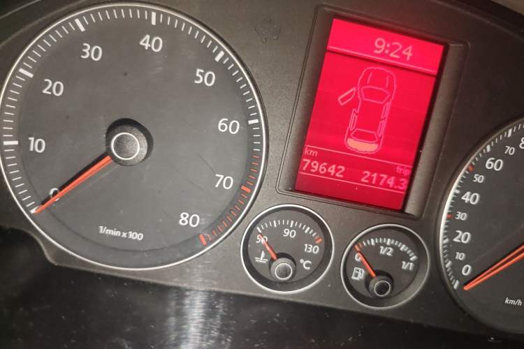 Used Volkswagen Sagitar 2010 1.4 TSI Automatic Luxury Model Odometer Close Up