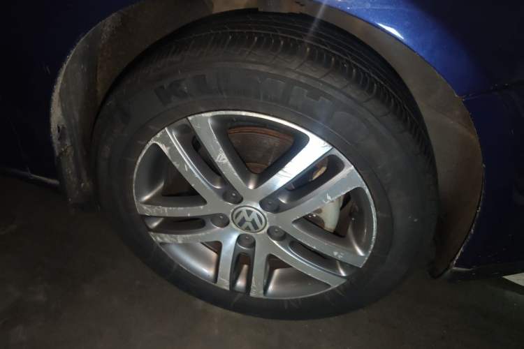 Used Volkswagen Sagitar 2010 1.4 TSI Automatic Luxury Model Right Front Wheel Hub