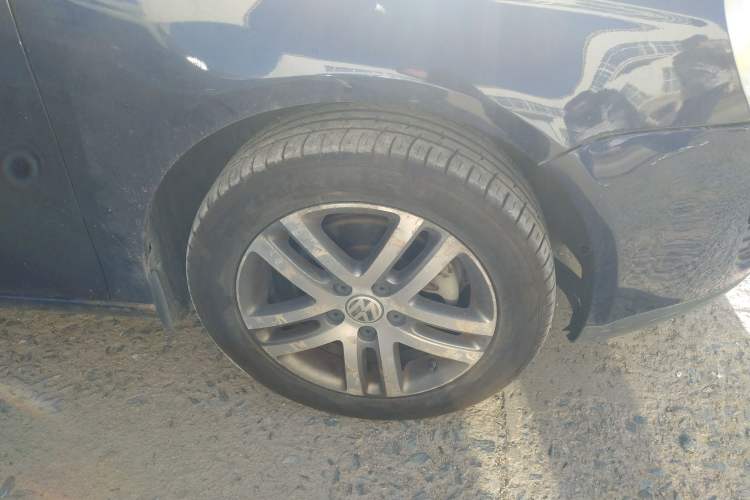 Used Volkswagen Sagitar 2010 1.4 TSI Automatic Tech Edition Right Front Wheel Hub