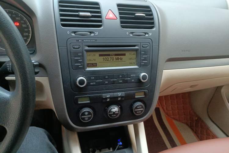 Used Volkswagen Sagitar 2010 1.4 TSI Manual Tech Model Audio And AC Panel