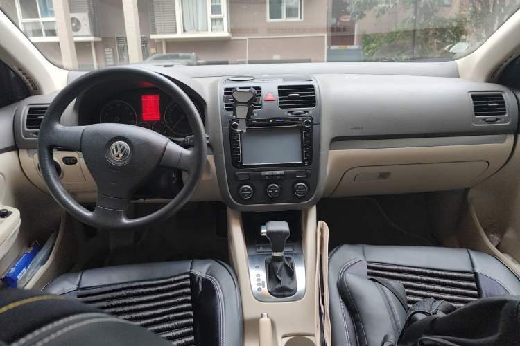 Used Volkswagen Sagitar 2010 1.4 TSI Automatic Tech Edition Center Console