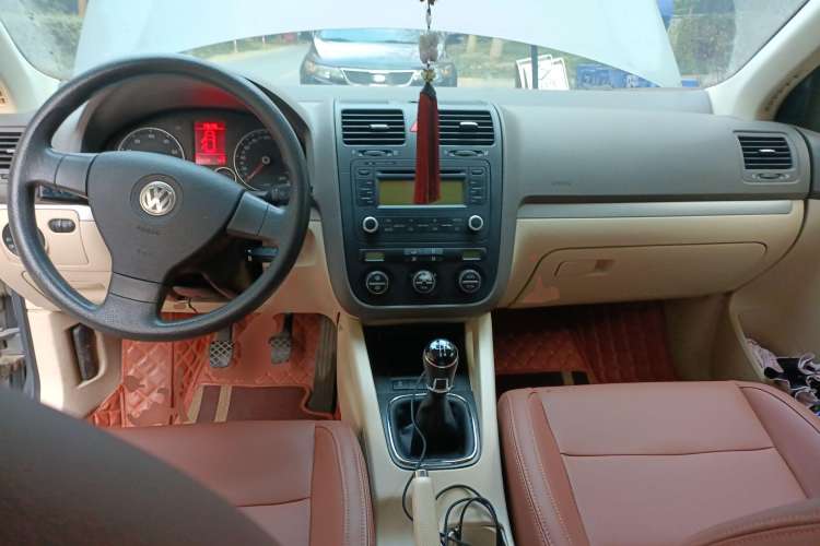Used Volkswagen Sagitar 2010 1.4 TSI Manual Tech Model Center Console