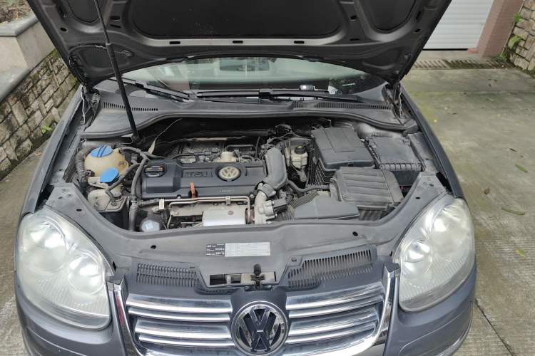 Used Volkswagen Sagitar 2010 1.4 TSI Automatic Tech Edition Engine Bay
