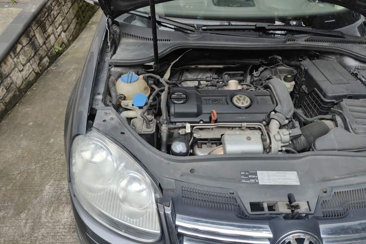 Used Volkswagen Sagitar 2010 1.4 TSI Automatic Tech Edition Engine Bay Right