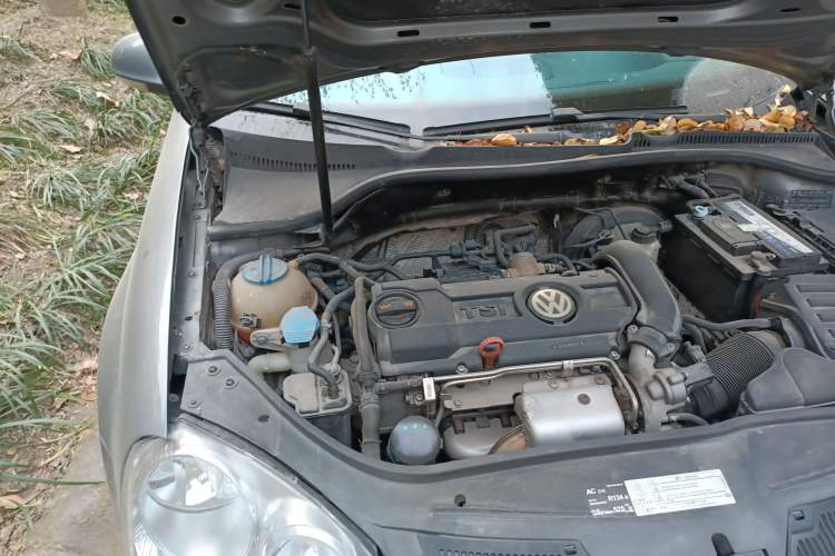 Used Volkswagen Sagitar 2010 1.4 TSI Manual Tech Model Engine Bay Right