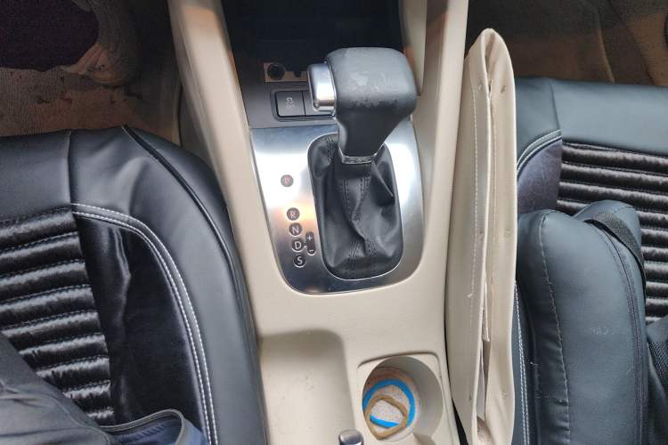 Used Volkswagen Sagitar 2010 1.4 TSI Automatic Tech Edition Gear Lever