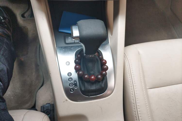 Used Volkswagen Sagitar 2010 1.4 TSI Automatic Tech Edition Gear Lever