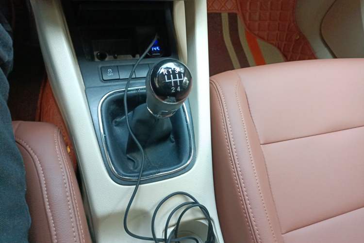 Used Volkswagen Sagitar 2010 1.4 TSI Manual Tech Model Gear Lever