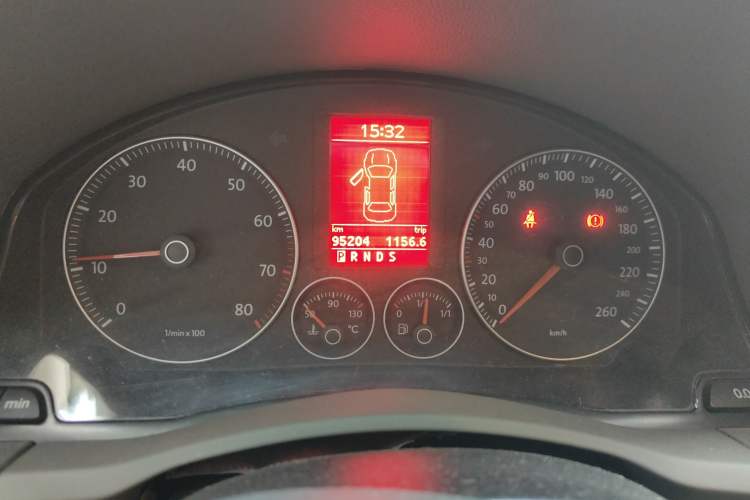 Used Volkswagen Sagitar 2010 1.4 TSI Automatic Tech Edition Odometer Close Up