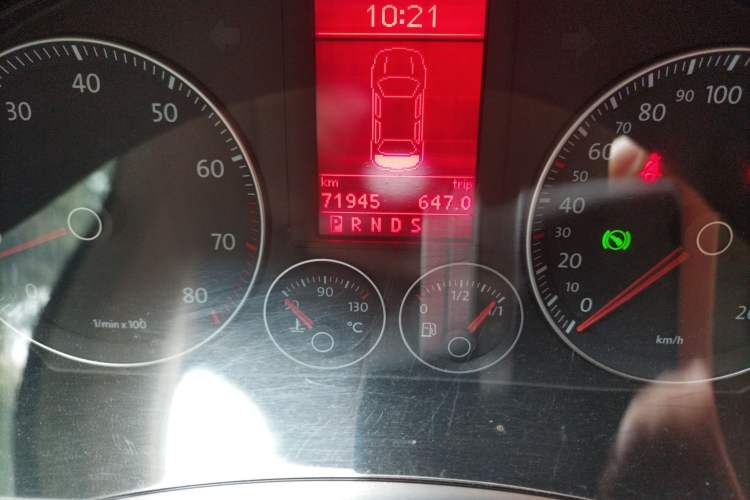 Used Volkswagen Sagitar 2010 1.4 TSI Automatic Tech Edition Odometer Close Up