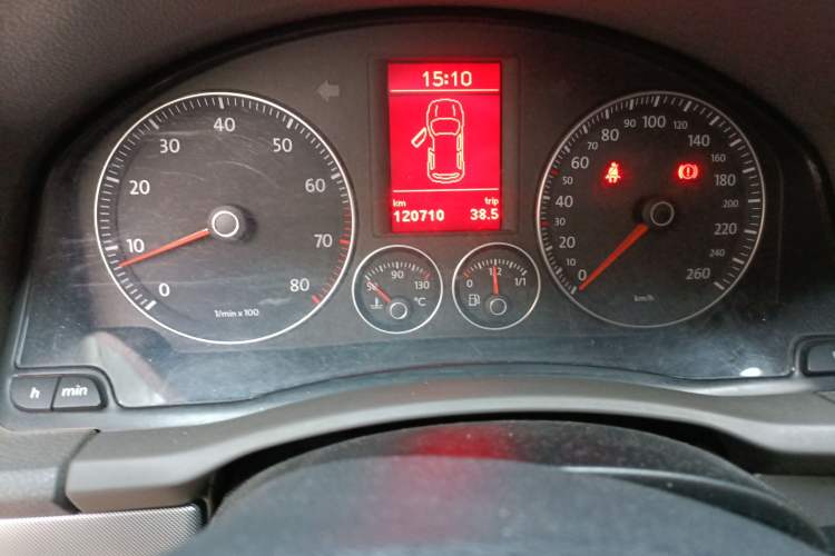 Used Volkswagen Sagitar 2010 1.4 TSI Manual Tech Model Odometer Close Up