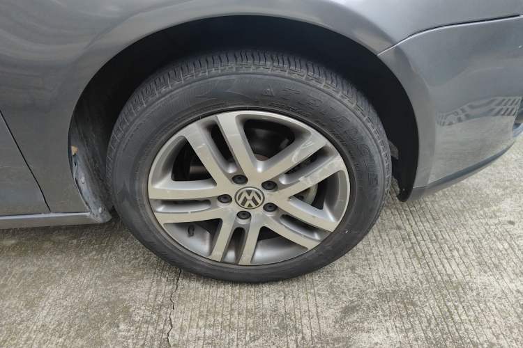 Used Volkswagen Sagitar 2010 1.4 TSI Automatic Tech Edition Right Front Wheel Hub