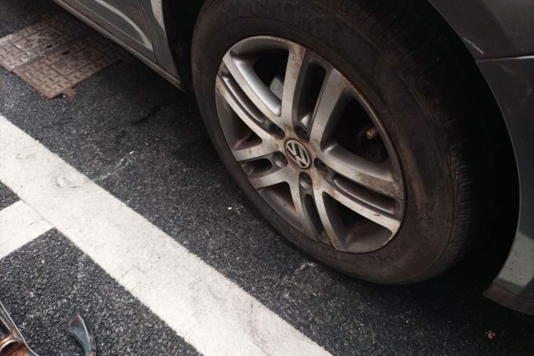 Used Volkswagen Sagitar 2010 1.4 TSI Automatic Tech Edition Right Front Wheel Hub