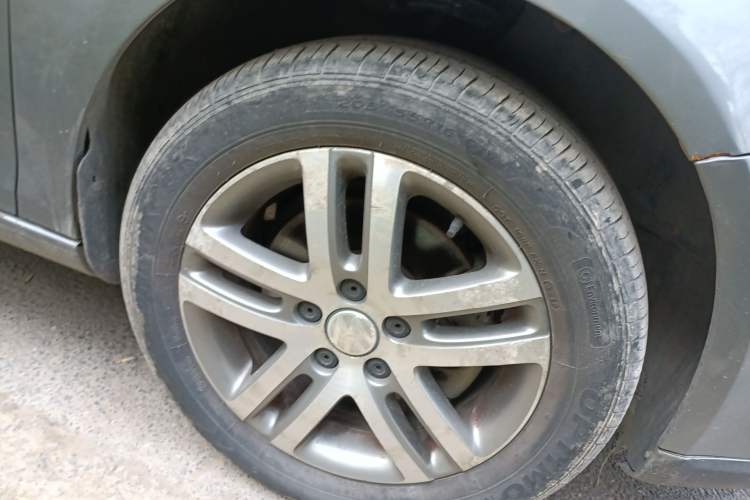 Used Volkswagen Sagitar 2010 1.4 TSI Manual Tech Model Right Front Wheel Hub