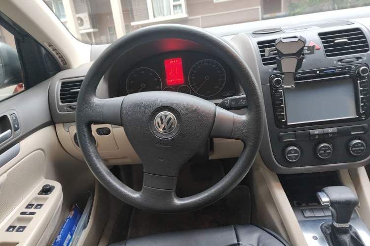 Used Volkswagen Sagitar 2010 1.4 TSI Automatic Tech Edition Steering Wheel