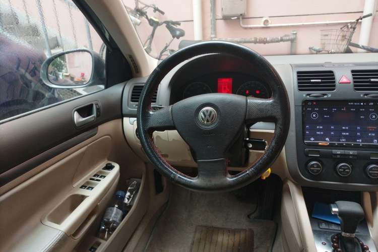 Used Volkswagen Sagitar 2010 1.4 TSI Automatic Tech Edition Steering Wheel