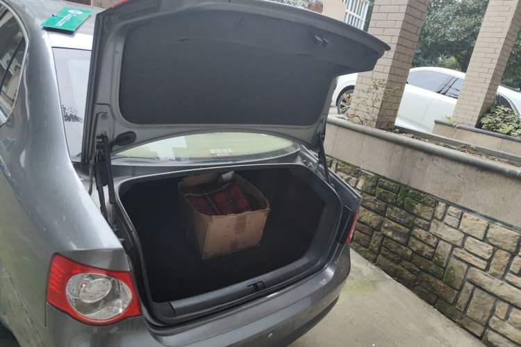 Used Volkswagen Sagitar 2010 1.4 TSI Automatic Tech Edition Trunk