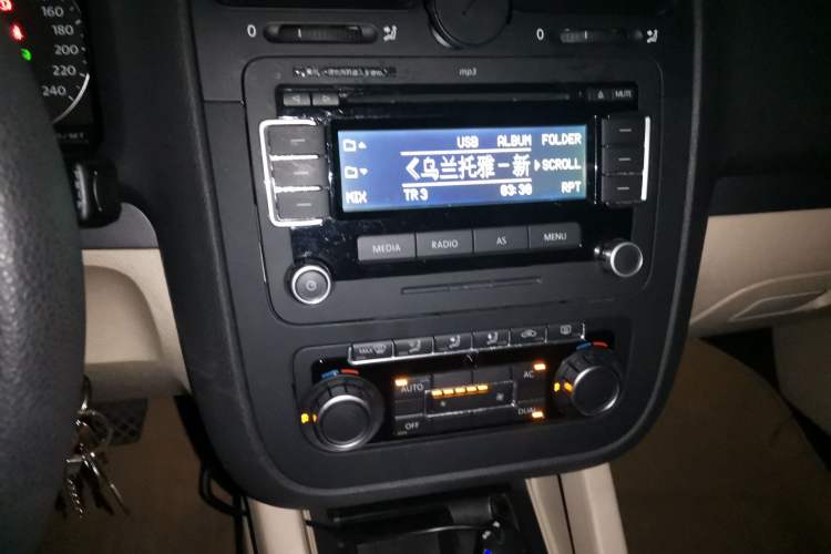 Used Volkswagen Sagitar 2010 1.4 TSI Automatic Tech Edition Audio And AC Panel