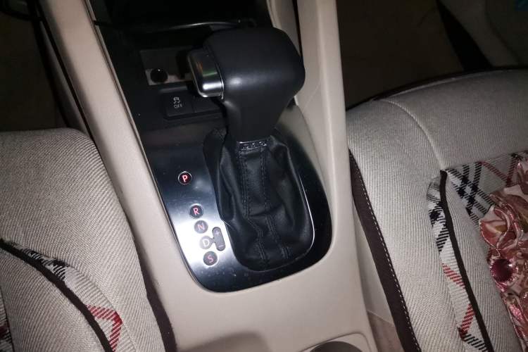 Used Volkswagen Sagitar 2010 1.4 TSI Automatic Tech Edition Gear Lever
