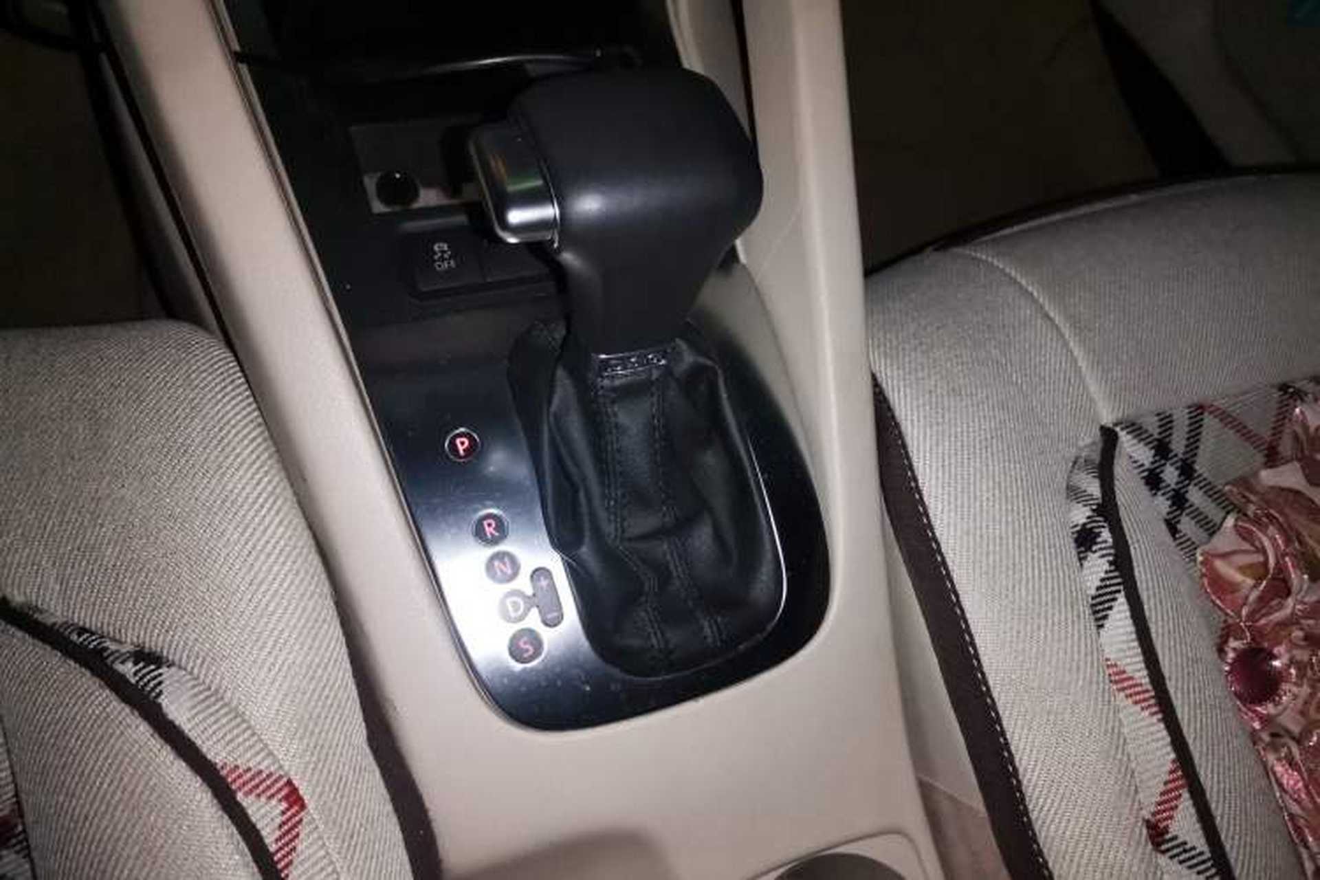 Used Volkswagen Sagitar 2010 1.4 TSI Automatic Tech Edition Gear Lever