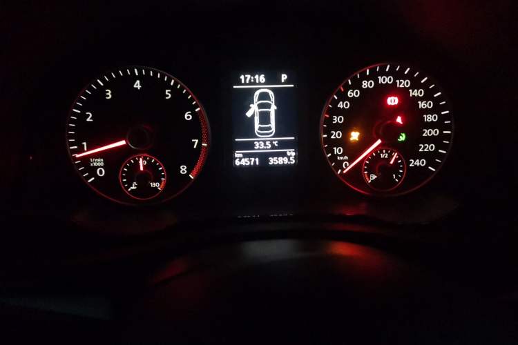 Used Volkswagen Sagitar 2010 1.4 TSI Automatic Tech Edition Odometer Close Up