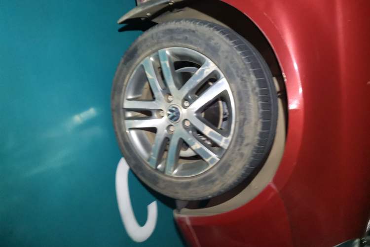 Used Volkswagen Sagitar 2010 1.4 TSI Automatic Tech Edition Right Front Wheel Hub