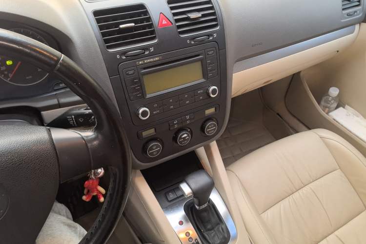 Used Volkswagen Sagitar 2010 1.4 TSI Automatic Luxury Model Audio And AC Panel