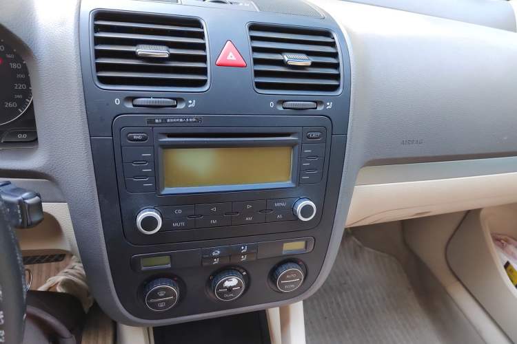 Used Volkswagen Sagitar 2010 1.4 TSI Automatic Tech Edition Audio And AC Panel