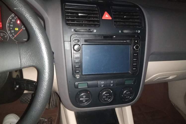 Used Volkswagen Sagitar 2010 1.4 TSI Automatic Tech Edition Audio And AC Panel