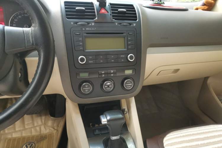 Used Volkswagen Sagitar 2010 1.4 TSI Automatic Tech Edition Audio And AC Panel