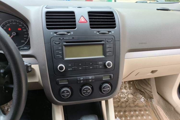 Used Volkswagen Sagitar 2010 1.4 TSI Automatic Tech Edition Audio And AC Panel