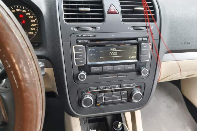 Used Volkswagen Sagitar 2010 1.4 TSI Manual Luxury Model Audio And AC Panel