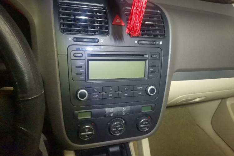 Used Volkswagen Sagitar 2010 1.4 TSI Automatic Tech Edition Audio And AC Panel