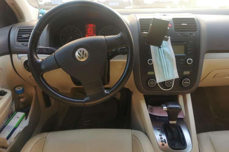 Used Volkswagen Sagitar 2010 1.4 TSI Automatic Luxury Model Center Console