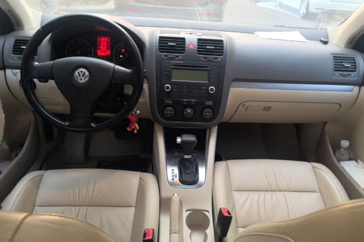 Used Volkswagen Sagitar 2010 1.4 TSI Automatic Luxury Model Center Console