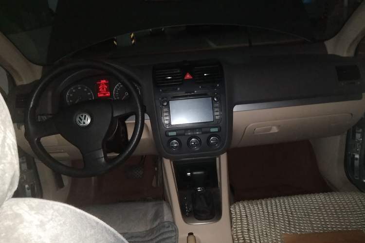 Used Volkswagen Sagitar 2010 1.4 TSI Automatic Tech Edition Center Console