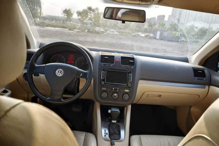 Used Volkswagen Sagitar 2010 1.4 TSI Automatic Luxury Model Center Console