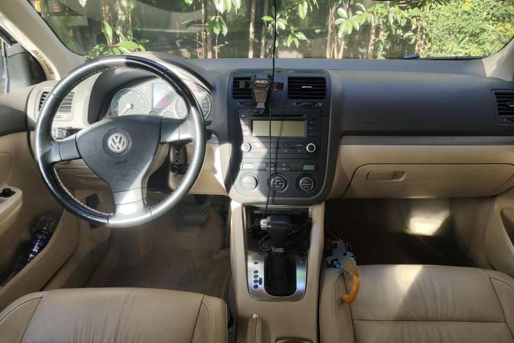 Used Volkswagen Sagitar 2010 1.4 TSI Automatic Tech Edition Center Console
