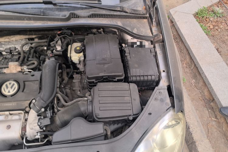 Used Volkswagen Sagitar 2010 1.4 TSI Automatic Luxury Model Engine Bay Left