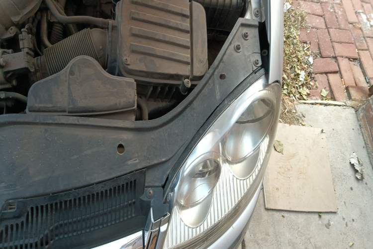 Used Volkswagen Sagitar 2010 1.4 TSI Automatic Luxury Model Engine Bay Left