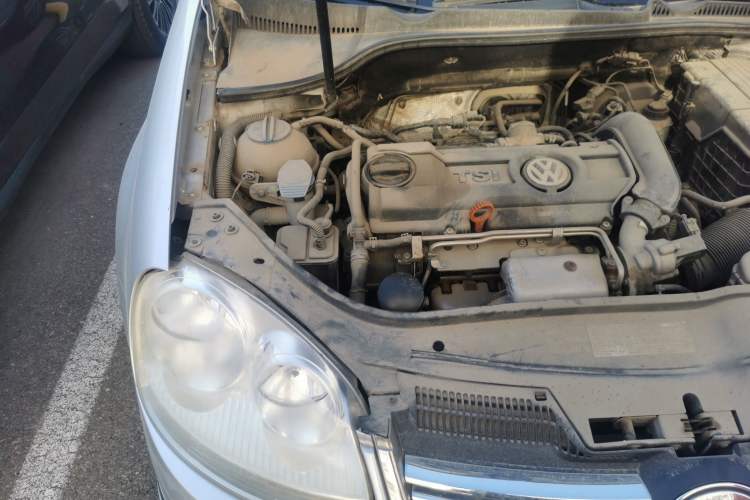 Used Volkswagen Sagitar 2010 1.4 TSI Automatic Luxury Model Engine Bay Right
