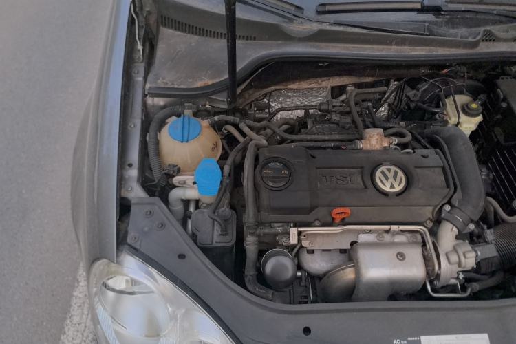 Used Volkswagen Sagitar 2010 1.4 TSI Automatic Luxury Model Engine Bay Right