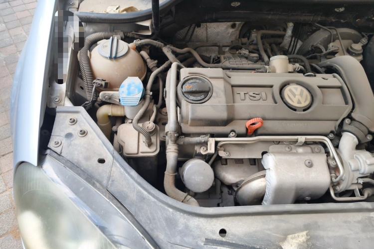 Used Volkswagen Sagitar 2010 1.4 TSI Manual Luxury Model Engine Bay Right