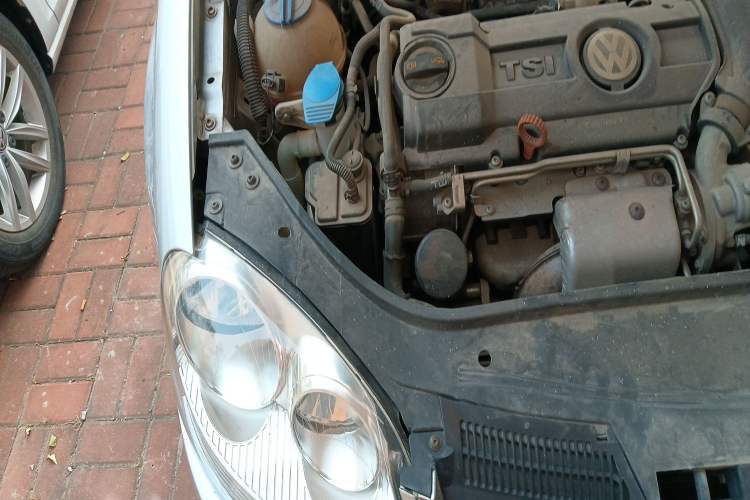Used Volkswagen Sagitar 2010 1.4 TSI Automatic Luxury Model Engine Bay Right