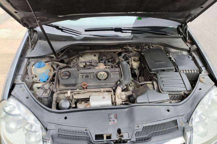 Used Volkswagen Sagitar 2010 1.4 TSI Automatic Tech Edition Engine Bay