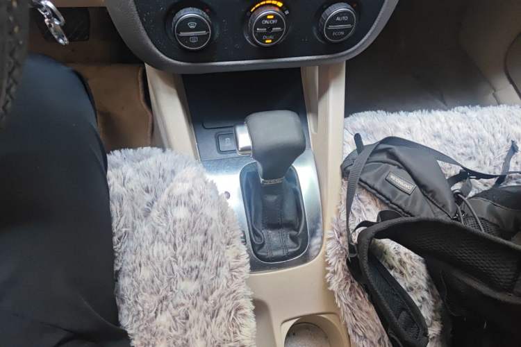 Used Volkswagen Sagitar 2010 1.4 TSI Automatic Tech Edition Gear Lever