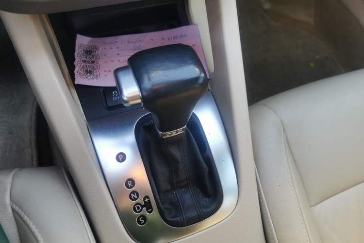 Used Volkswagen Sagitar 2010 1.4 TSI Automatic Luxury Model Gear Lever