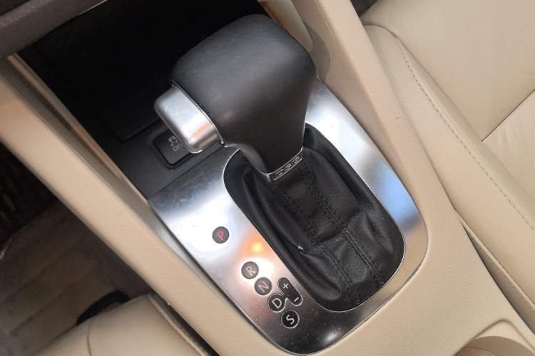 Used Volkswagen Sagitar 2010 1.4 TSI Automatic Luxury Model Gear Lever